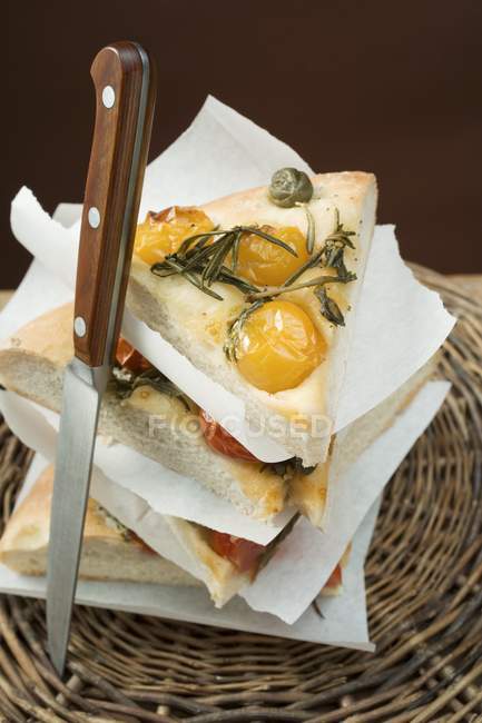 Rodajas de pizza con tomates cherry - foto de stock