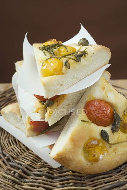 Fatias de pizza com tomate cereja — Fotografia de Stock