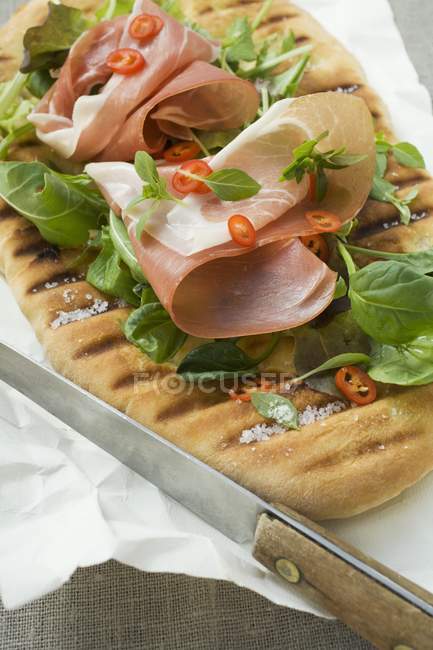 Jambon de Parme et herbes sur pain à pizza — Photo de stock