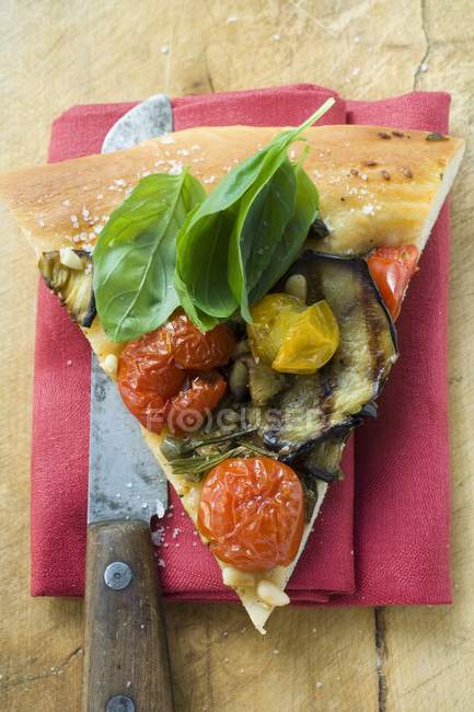 Fetta di pizza con pomodori — Foto stock