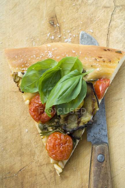 Fetta di pizza con pomodori — Foto stock