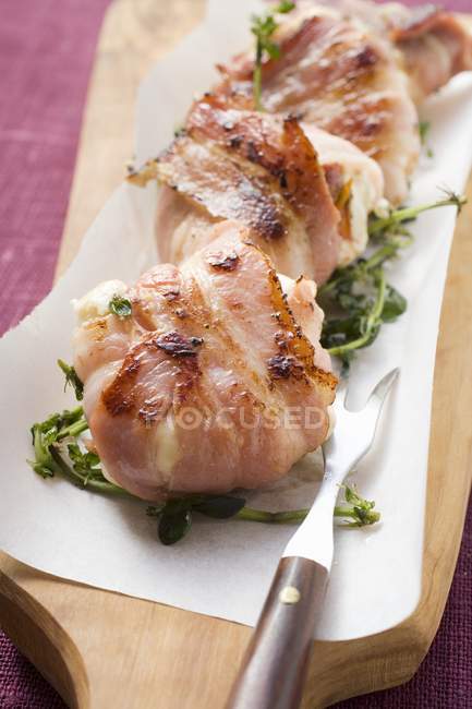 Goat's cheese wrapped in bacon — Stock Photo