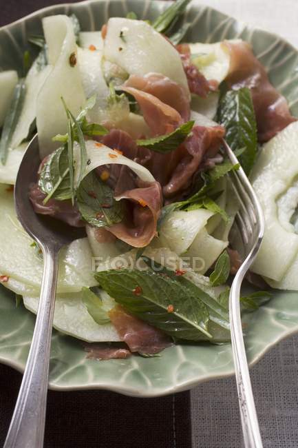 Салат из дыни с ветчиной пармы — стоковое фото