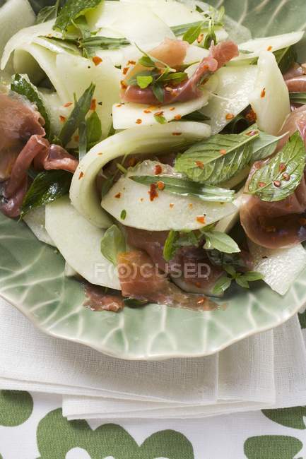 Диняний салат з пармським шинкою — стокове фото