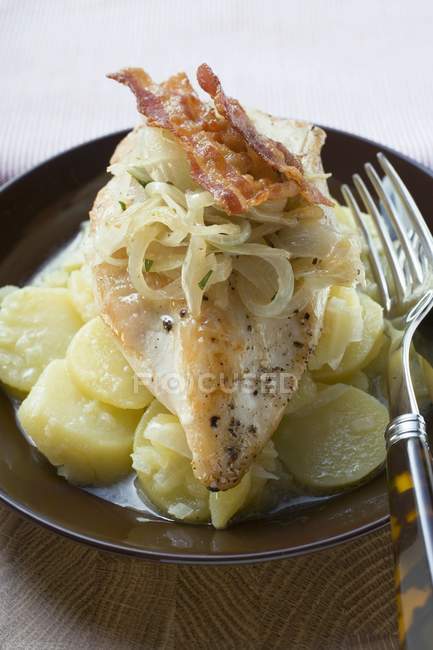 Pechuga de pollo en ensalada de patata - foto de stock
