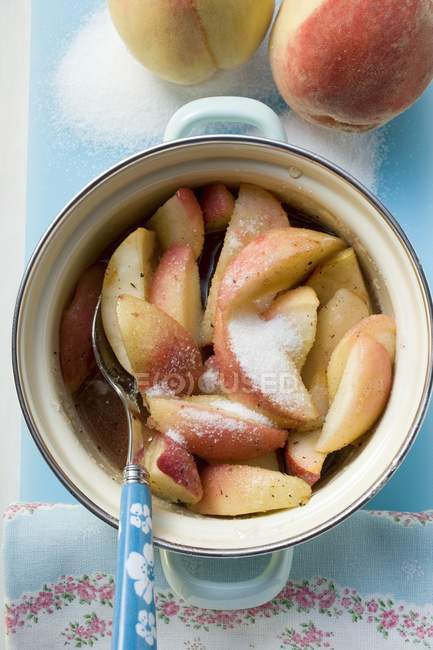 Em fatias pêssegos açucarados — Fotografia de Stock