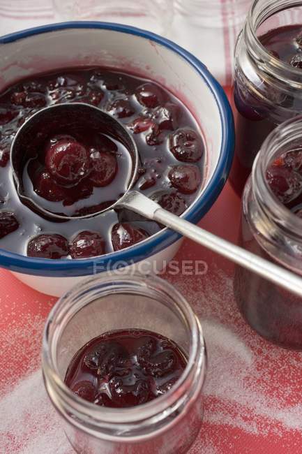 Marmellata di ciliegie in padella — Foto stock