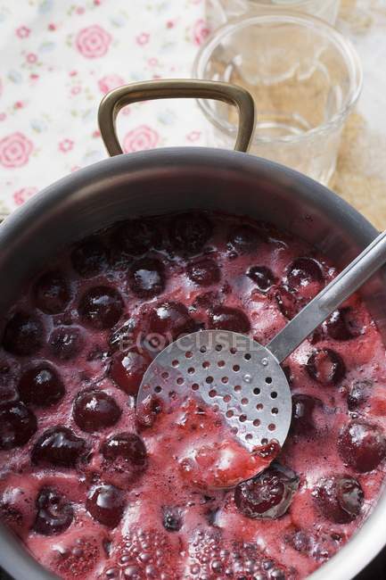 Making cherry jam — Stock Photo