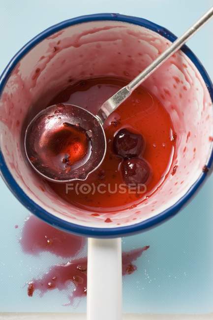 Resti di marmellata di ciliegie — Foto stock