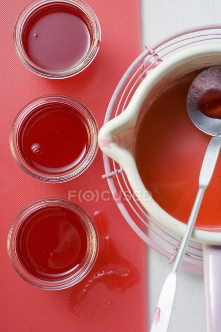 Redcurrant jelly in pan — Stock Photo