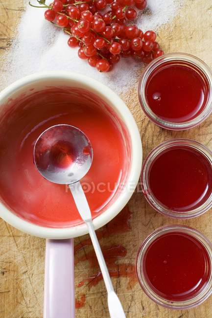 Redcurrant jelly in pan — Stock Photo
