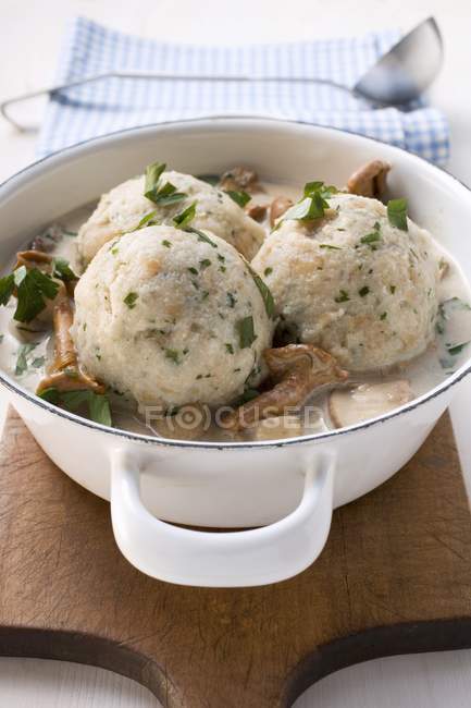 Closeup view of bread dumplings with mushroom ragout in pot — Stock Photo