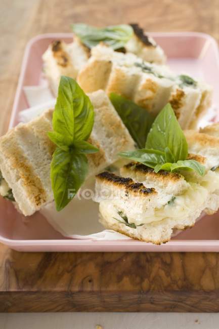 Vista da vicino dei Tramezzini tostati con maionese al basilico — Foto stock