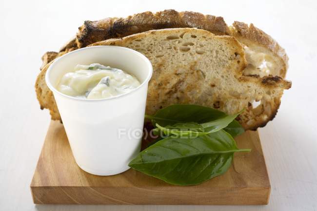 Maionese di basilico e pane tostato sulla scrivania di legno — Foto stock