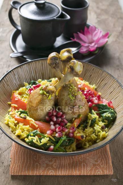 Jambes de poulet au riz safran — Photo de stock