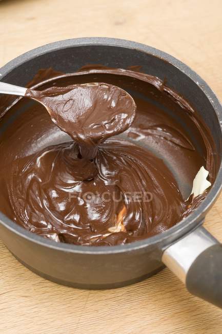 Derretir el chocolate en una cacerola - foto de stock