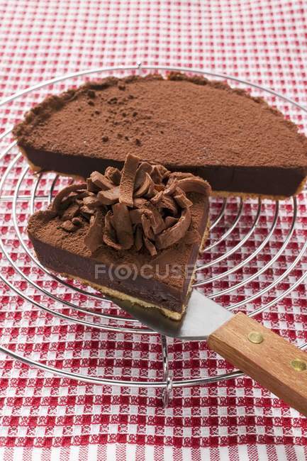 Chocolate tart on cake rack — Stock Photo