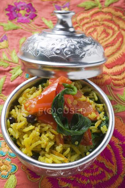 Saffron rice with currants in bowl — Stock Photo