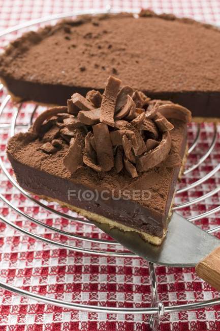 Crostata al cioccolato su cremagliera — Foto stock