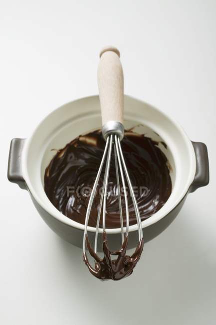 Salsa de chocolate en batidor - foto de stock