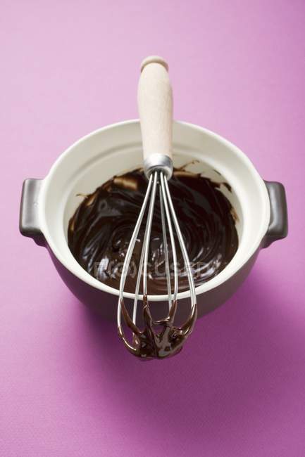 Salsa al cioccolato su frusta — Foto stock