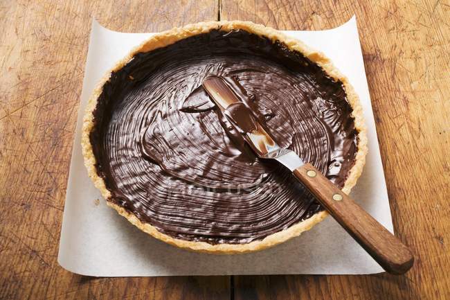 Vista close-up de caso de pastelaria com propagação de chocolate — Fotografia de Stock