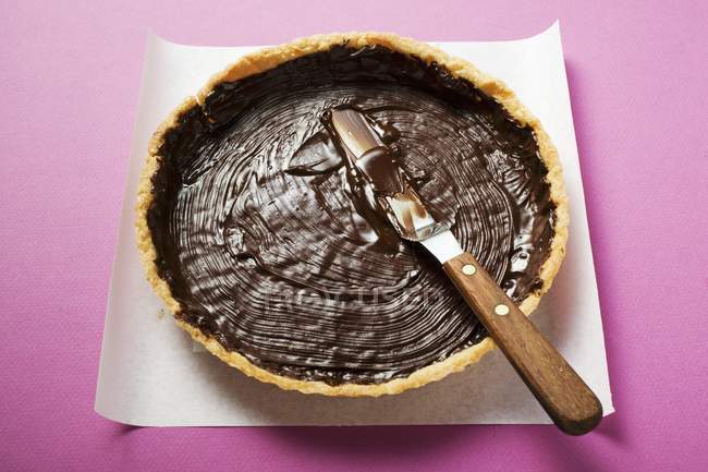 Vue rapprochée du boîtier à pâtisserie avec tartinade au chocolat — Photo de stock