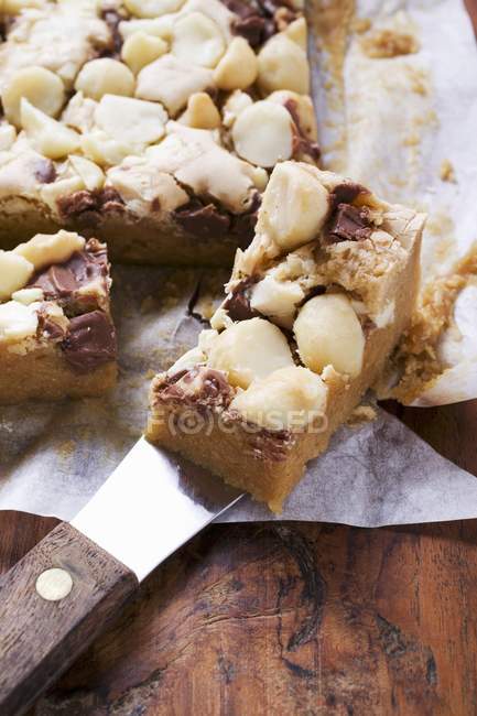 Pastel de chocolate con nueces de macadamia - foto de stock