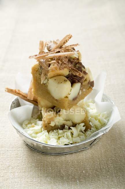 Primo piano vista di fette di cioccolato con noci di macadamia — Foto stock