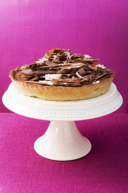 Tarte au chocolat sur le stand de gâteau — Photo de stock