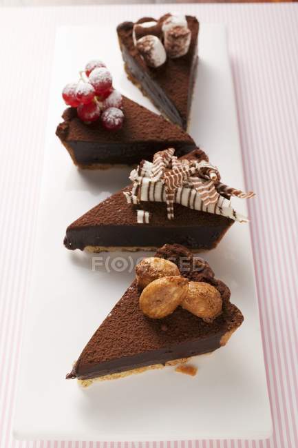 Trozos de tarta de chocolate - foto de stock