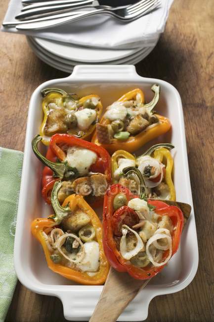 Paprika gefüllt mit Weißbrot, Oliven, Zwiebeln in weißer Schale mit hölzernem Server — Stockfoto
