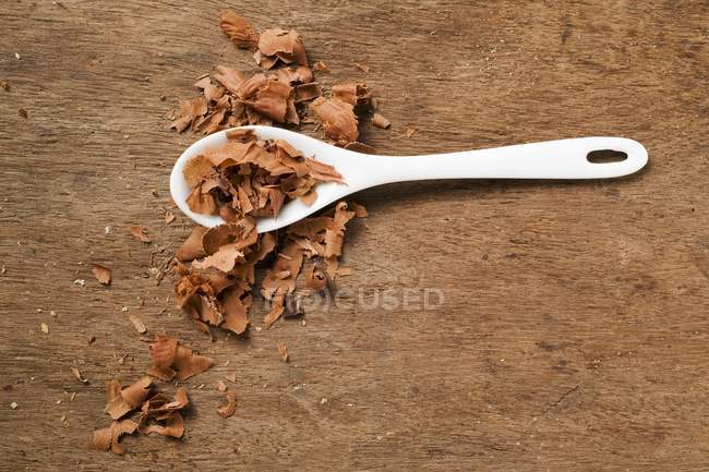 Schokoladenspäne mit Löffel — Stockfoto