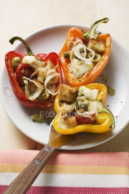 Peperoni ripieni di pane bianco, olive, cipolle su piatto bianco — Foto stock