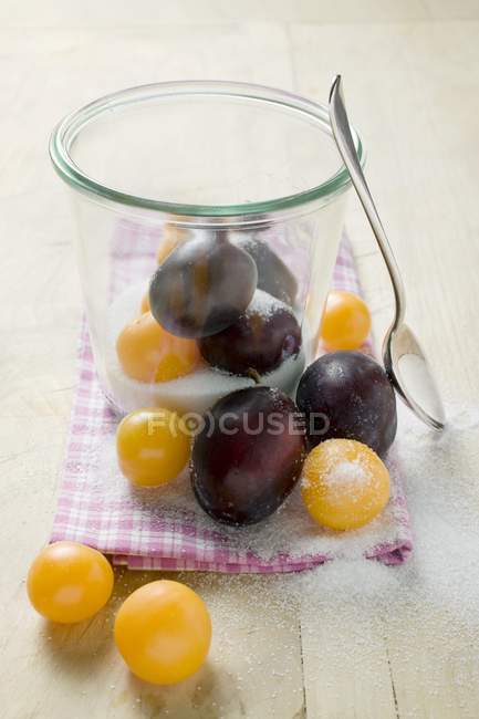 Prunes noires et mirabelles — Photo de stock