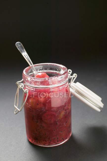 Marmellata di uva spina in vaso — Foto stock