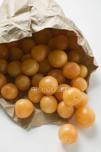 Mirabelles dans un sac en papier — Photo de stock