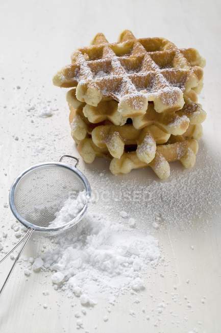 Pequenos waffles com açúcar de confeiteiro — Fotografia de Stock