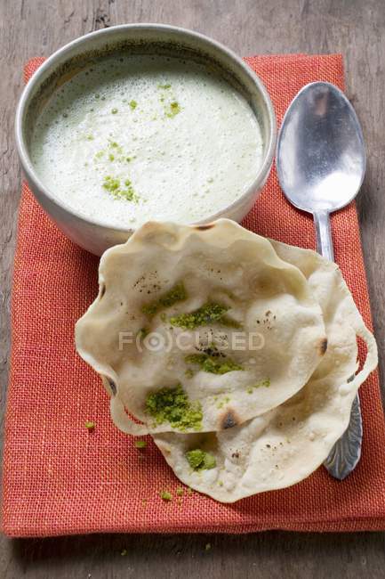 Sopa de caril indiano com poppadams — Fotografia de Stock