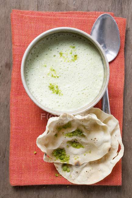 Індійський каррі суп з poppadams — стокове фото