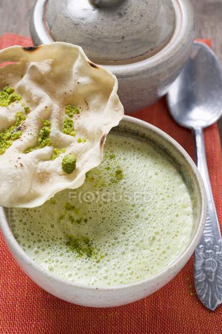 Indian Curry soup with poppadam — Stock Photo