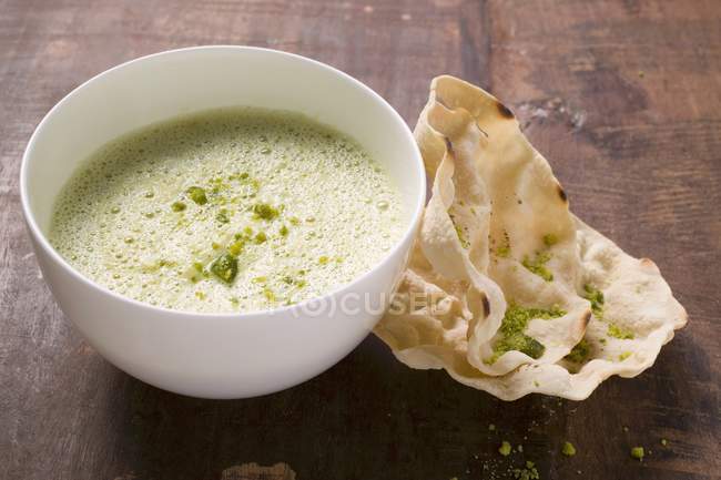 Индийский суп из карри с поппадамом — стоковое фото