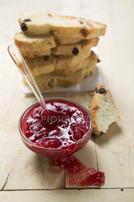 Pane marmellata e uva passa — Foto stock
