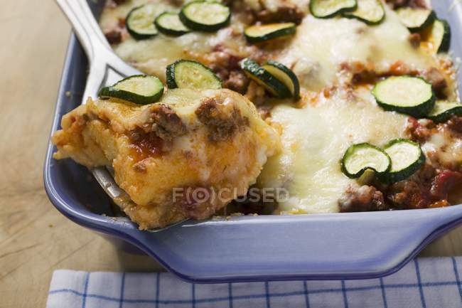 Polenta al forno con trito e zucchine — Foto stock