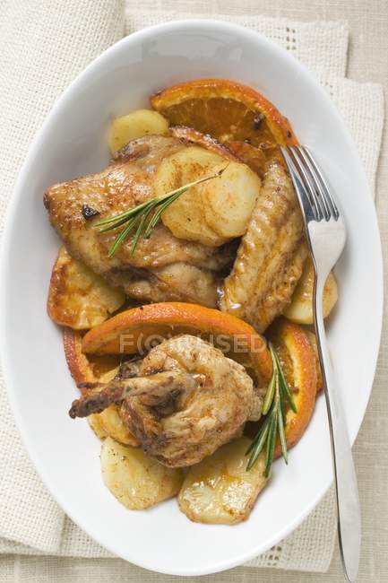 Pollo asado con naranjas y romero - foto de stock