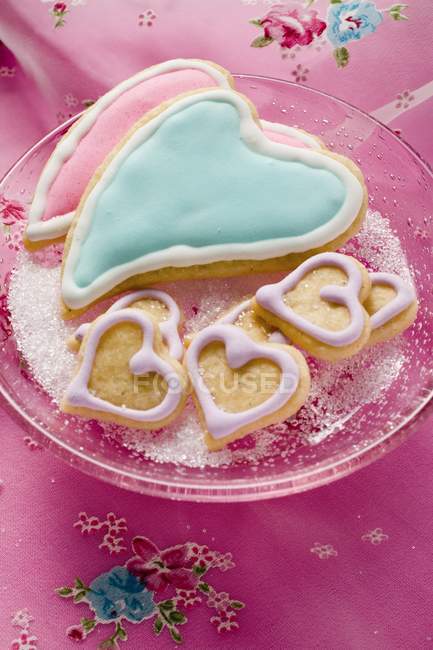 Iced and heart-shaped biscuits — Stock Photo