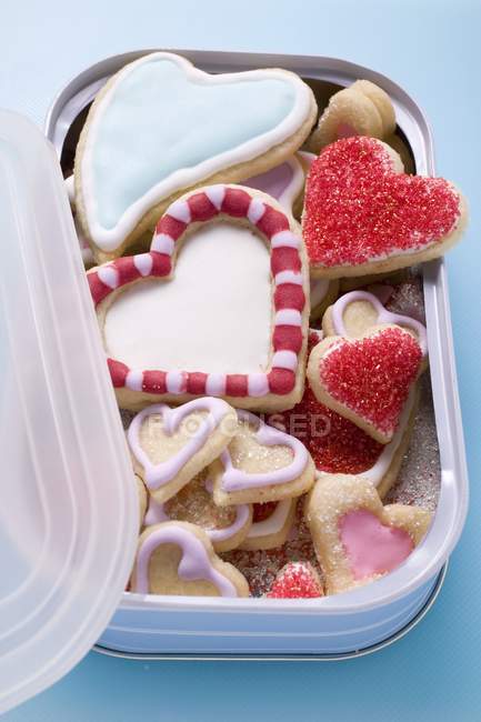 Biscuits en forme de coeur en boîte — Photo de stock