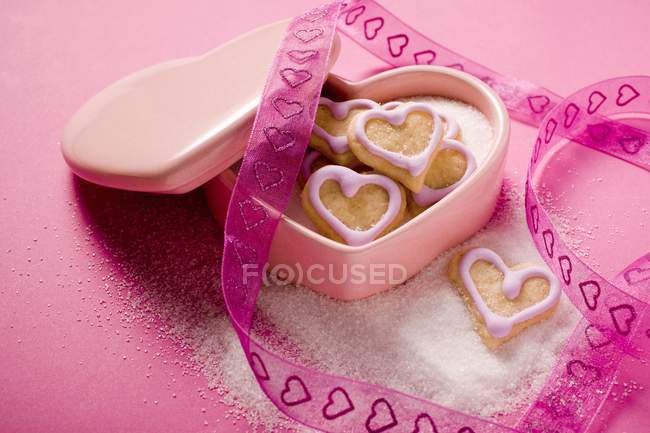 Печенье в форме сердца в сахарной чаше — стоковое фото