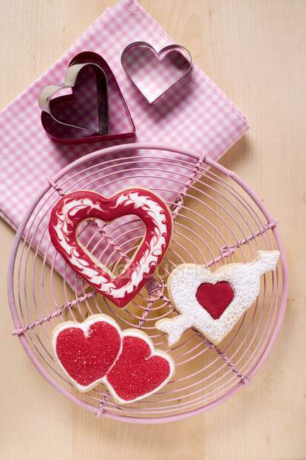 Biscoitos em forma de coração no rack de bolo — Fotografia de Stock