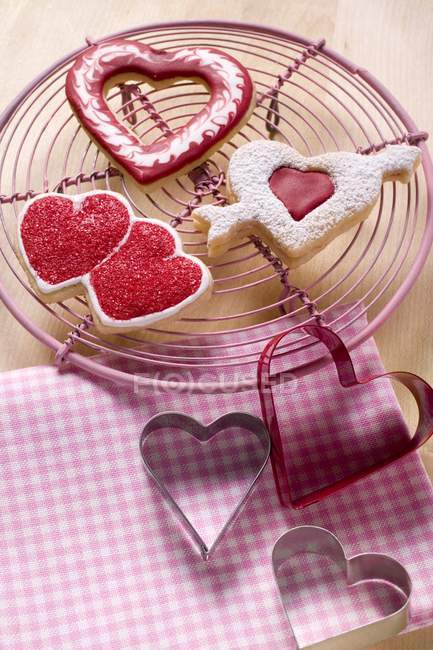 Herzförmige Kekse auf Kuchenständer — Stockfoto